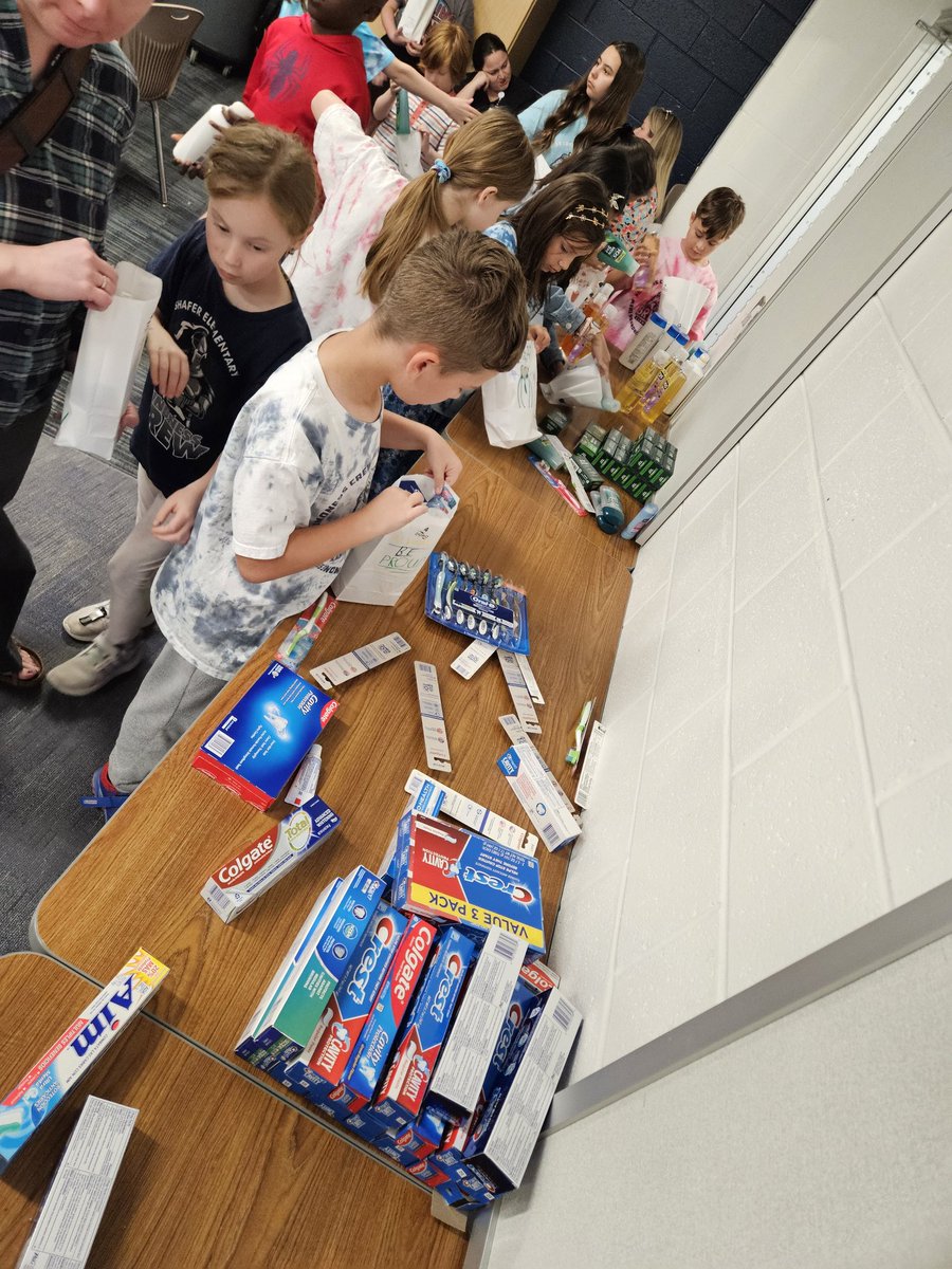 Bryant and <a href="/ShaferTweets/">Shafer Elementary</a> Kindness Crews spent the afternoon together creating necessity bags with positive messages written on them. #bengalpride