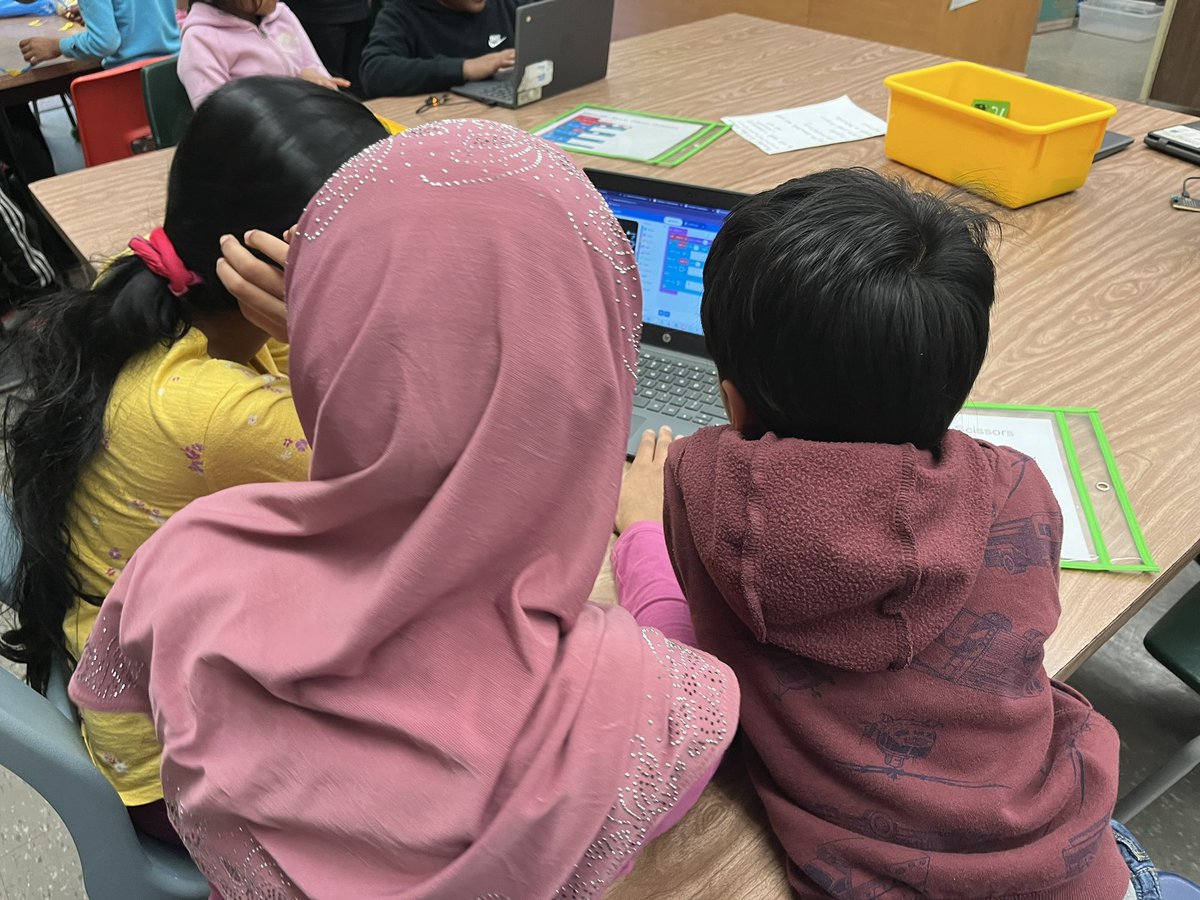 Gibson123Ms's tweet photo. STEM learning buddies coding micro:bits to play rock, paper, scissors. @TDSB_IonviewPS @TDSB_STEM https://t.co/OjuAOFX5YU