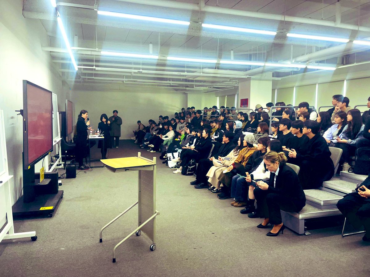 ItalyinKorea's tweet photo. Grazie mille al Presidente Seo Kong-wook per la magnifica accoglienza alla #HongikUniversity dove @maria_porro_ Presidente del @iSaloniofficial ha tenuto una lezione speciale per gli studenti di design e architettura! #Salonedelmobile #ItalianDesignDays
@GattoEmilia1 @ItalyMFA https://t.co/mTPeHcE7h0