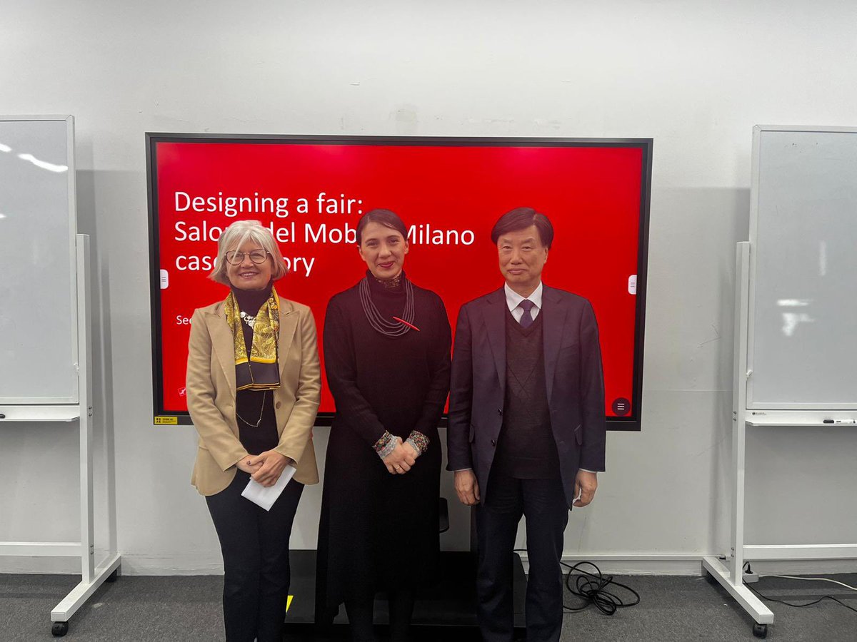 ItalyinKorea's tweet photo. Grazie mille al Presidente Seo Kong-wook per la magnifica accoglienza alla #HongikUniversity dove @maria_porro_ Presidente del @iSaloniofficial ha tenuto una lezione speciale per gli studenti di design e architettura! #Salonedelmobile #ItalianDesignDays
@GattoEmilia1 @ItalyMFA https://t.co/mTPeHcE7h0