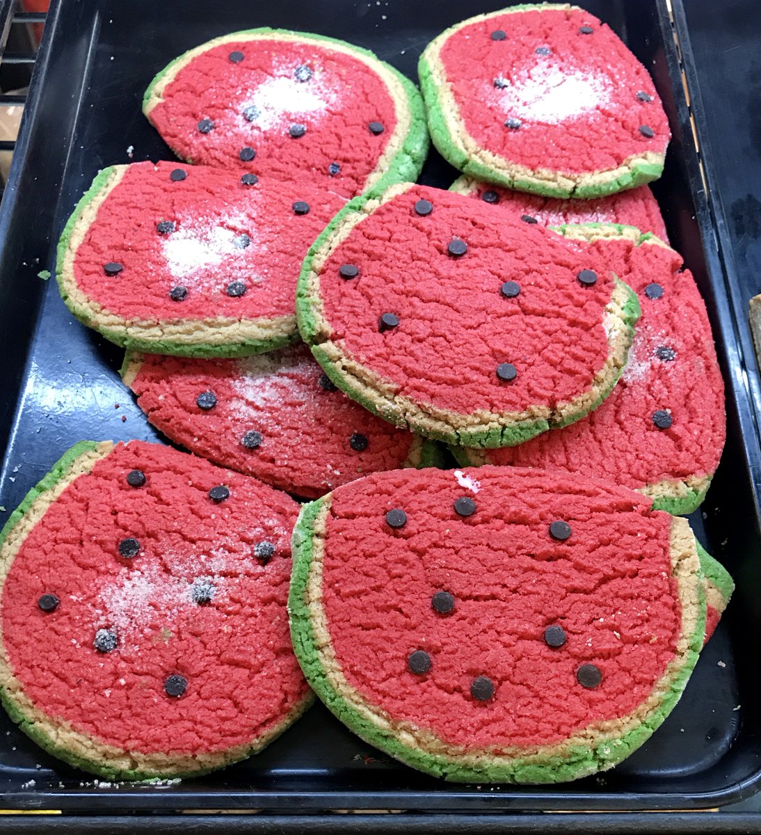 Politisaurio's tweet photo. Hoy es el #DíaMundialdelPan. 🤩
Aquí unos tradicionales pingüinos y unos creativos polvorones con forma de rebanada sandía. 
Recuerden que "la alegría del pan compartido aumenta cuando lo divides" (Khalil Gibran). 
#PandeDulce #BuenasNoticias https://t.co/BGLTvAz9dV