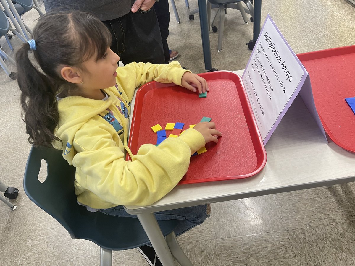 JeanetteSowa's tweet photo. Open House at Riley! Free books, a photo booth, classroom scavenger hunt, and fun activities. So much fun. 🤩 We are proud to be part of the Riley school community. ❤️ #proudtobeLBUSD #RileyRoadrunners https://t.co/EW4ZQJ0QBs