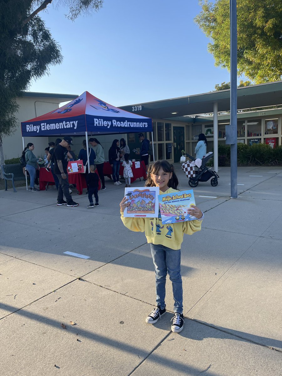 JeanetteSowa's tweet photo. Open House at Riley! Free books, a photo booth, classroom scavenger hunt, and fun activities. So much fun. 🤩 We are proud to be part of the Riley school community. ❤️ #proudtobeLBUSD #RileyRoadrunners https://t.co/EW4ZQJ0QBs