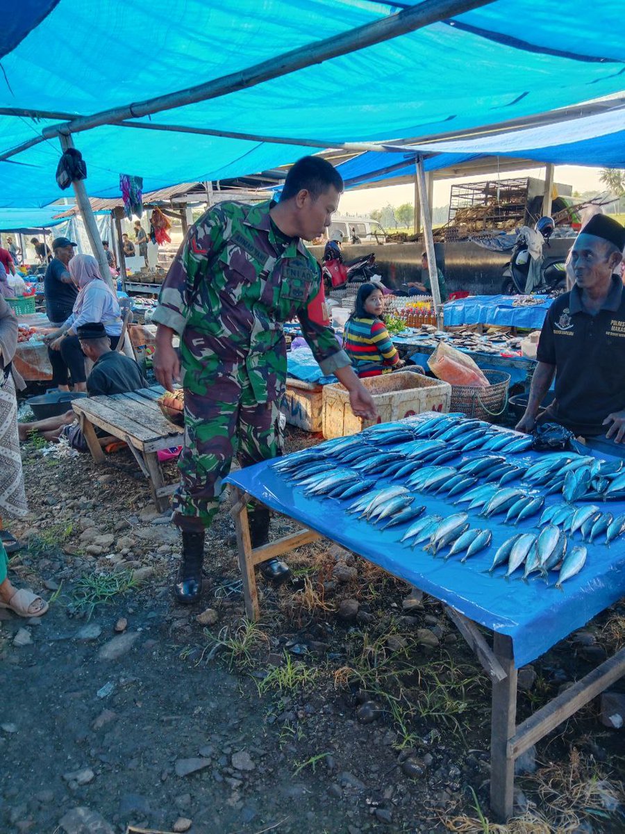 Personel Jajaran Kodim 1423/Soppeng Kopda Ahmad Yani anggota Posramil 1424-03/Ganra melaksanakan pemantauan pasar guna mengantisipasi lonjakan kenaikan sembako di Bulan Ramadhan tahun 2024, Rabu 20-03-24.