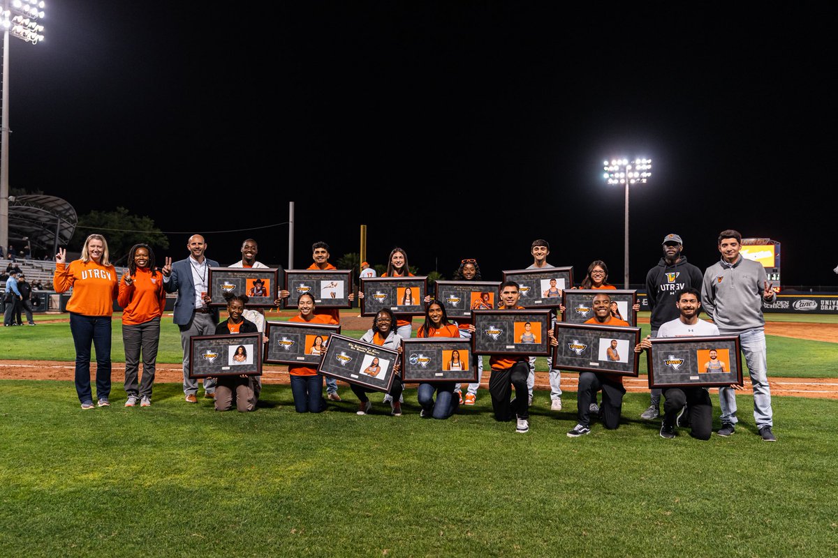 UTRGV_TFXC's tweet photo. 𝐓𝐡𝐚𝐧𝐤 𝐲𝐨𝐮 𝐒𝐞𝐧𝐢𝐨𝐫𝐬! ✌️🧡

#UTRGV #RallyTheValley #WACotf #WACitf https://t.co/Liev1NzrPY