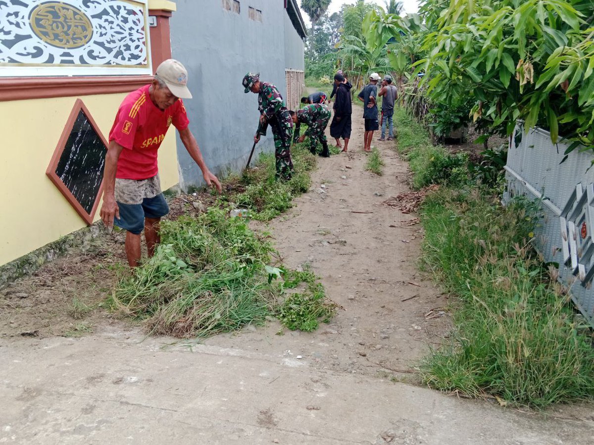 Bertempat di Awakaluku Desa Laringgi Kec. Marioriawa Kab. Soppeng personel Koramil 1423-02/Marioriawa laksankan kegiatan karya bakti pembersihan saluran air dan area seputaran Mesjid Nurul Hidaya, Rabu 20-03-24.