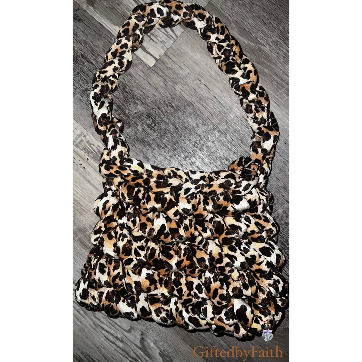 late night activities 🐆🧶
 #leopardyarn #leopard #cheetah #cheetahprint #cheetahyarn #crochet #yarn #leopardcrochetbag #cheetahcrochetbag #crochetbag