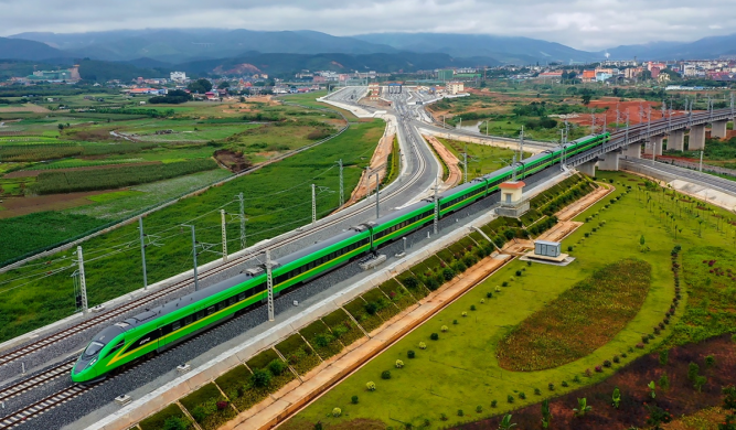 OnandBeyond0011's tweet photo. Thanks to the #ChinaLaosRailway, trainride lovers can embark on a 15-day unique journey from #Beijing to #Vientiane. In a single ride, one can go straight from Sichuan and Yunnan in China to #LuangPrabang and Vientiane in Laos. One ride, two countries -- what a good deal! https://t.co/xi8O0iFEOj