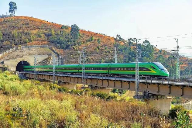 OnandBeyond0011's tweet photo. Thanks to the #ChinaLaosRailway, trainride lovers can embark on a 15-day unique journey from #Beijing to #Vientiane. In a single ride, one can go straight from Sichuan and Yunnan in China to #LuangPrabang and Vientiane in Laos. One ride, two countries -- what a good deal! https://t.co/xi8O0iFEOj