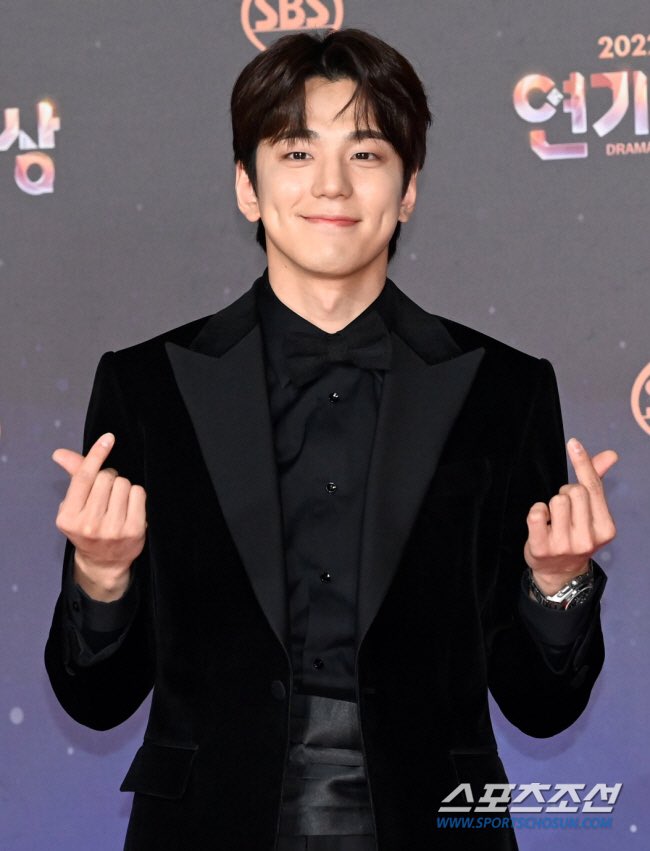 Actor #KimMinGue will be enlisting in the military as an active duty soldier on April 1 

n.news.naver.com/entertain/now/…