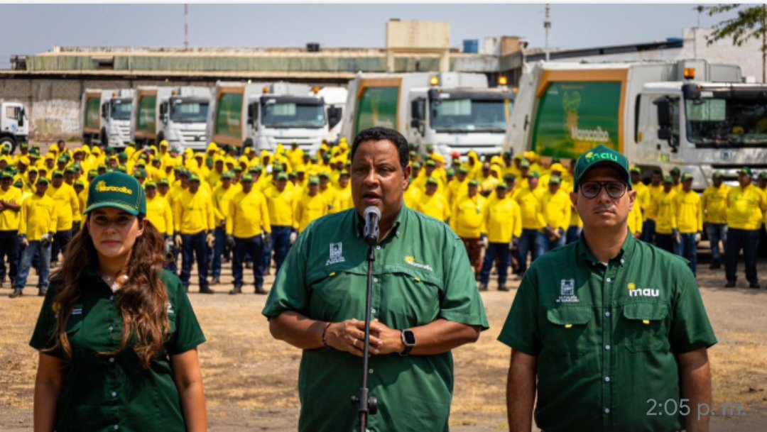 yoeli80's tweet photo. #19MAR | Alcalde @RafaelRamirezC anuncia la incorporación de nuevos camiones compactadores para la recolección de desechos sólidos en #Maracaibo y la ampliación de la recolección bisemanal a las parroquias Juana de Ávila y Olegario Villalobos. 

¡Seguimos avanzando! https://t.co/0A4ctj37YD