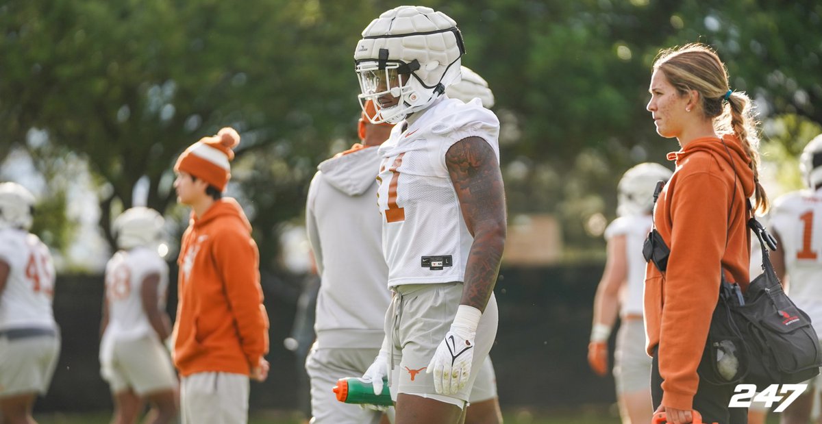 Freshman EDGE Colin Simmons in his first spring in Austin GET A @Horns247 SUBSCRIPTION 50% OFF: 247sports.com/college/texas/… MORE PHOTOS: 247sports.com/college/texas/…