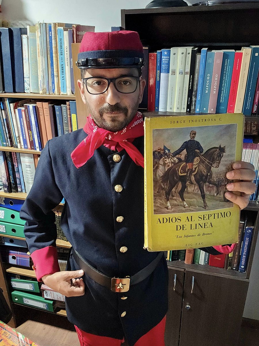 Con el uniforme inspirado en los soldados chilenos que utilizaron en la Guerra del Pacífico, les presento uno de los tomos del libro Adiós al Séptimo de Línea. Un clásico de las novelas épicas nacionales. En este breve hilo les contaré sobre esta obra #HILO