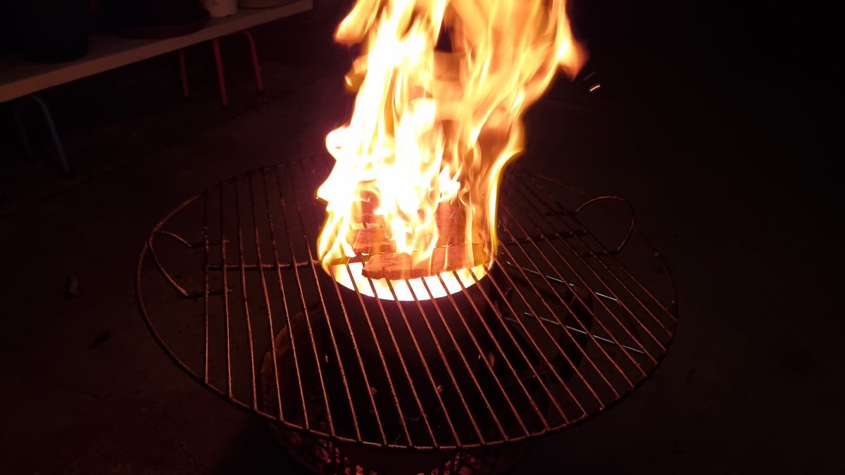 _KotoShiro's tweet photo. sliced pork belly seared over my charcoal chimney... that turned into a jet engine due to the fat dripping off ._. https://t.co/azeADndHIQ