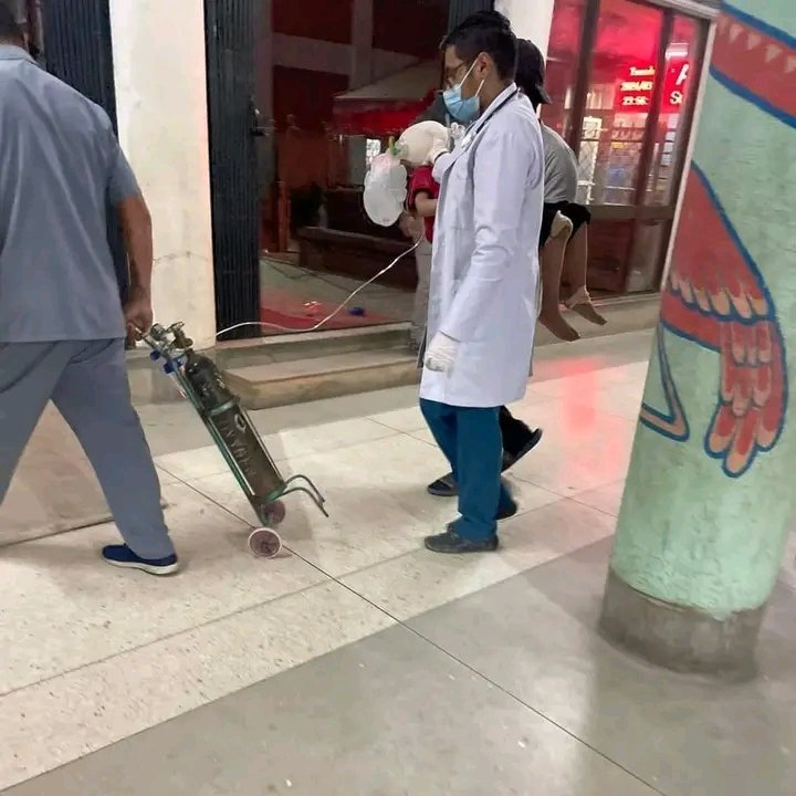 रातको १ः४० बज्यो ! 
म कान्ति बाल अस्पतालमा छु। 
११ः४० मा एउटा कल आयो । सेभ नभएको नम्बरबाट कल गर्नेले भन्नुभयो “बाग्लुंगको निसीखोलाबाट ल्याएकी ७ वर्षकी छोरी सिकिस्त छन । बुटवलबाट चितवन ल्याएको चितवनले कान्तीमा रिफर गर्यो ।र ,यहॅा ल्याएको यहॅा कसैले हेरिदिएन ।हामीलाई अप्ठ्यारो