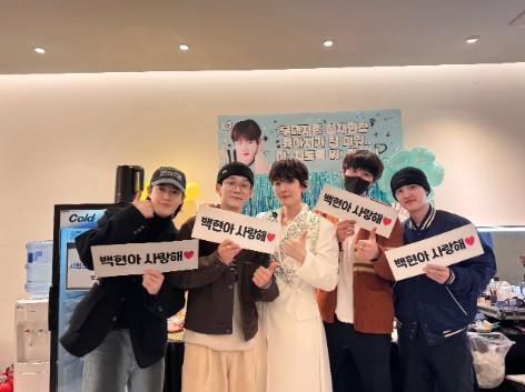 WORLDMUSICAWARD's tweet photo. #EXO's #Suho, #Chen, #Baekhyun, #Chanyeol and #Do pose for a new pic together! 👏📸👨‍🎤👨‍🎤👨‍🎤👨‍🎤👨‍🎤👨‍🎤🔥👑💙 https://t.co/Nzx16tsZsl