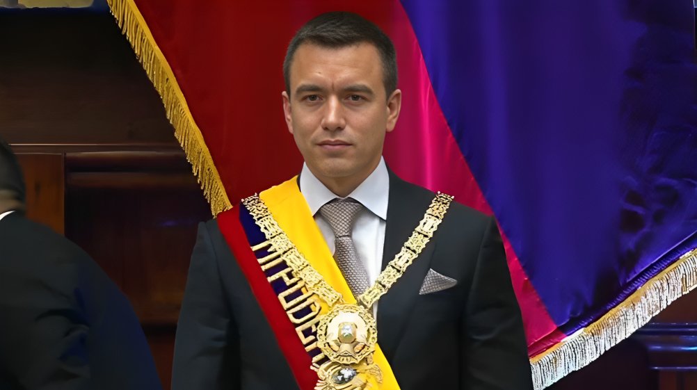 ElDatoEcua's tweet photo. #Urgente Franco Quezada tilda al Presidente de ser un dictador y autoritario por meterse con los sueldos de Perfectos y Alcaldes del país.

"El sacrificio de estar de domingo a domingo trabajando por nuestros ciudadanos es un esfuerzo arduo y sobrehumano y el sueldo dictaminado por la ley, es lo más justo que debemos recibir las autoridades", resaltó el alcalde de Loja ante una rueda de prensa.

Esto se suscitó después de que NOBOA anunciará que solo el presidente de la República puede ganar $5.072 al mes, el resto debe percibir menos que ese monto. El mismo ministerio de Trabajo ha alertado que más de 1.000 funcionarios públicos están ganando muy por encima de este monto. El ministerio de Trabajo emitió un Acuerdo para cortar los sueldos dorados y ahorrar supuestamente $20
millones al mes.