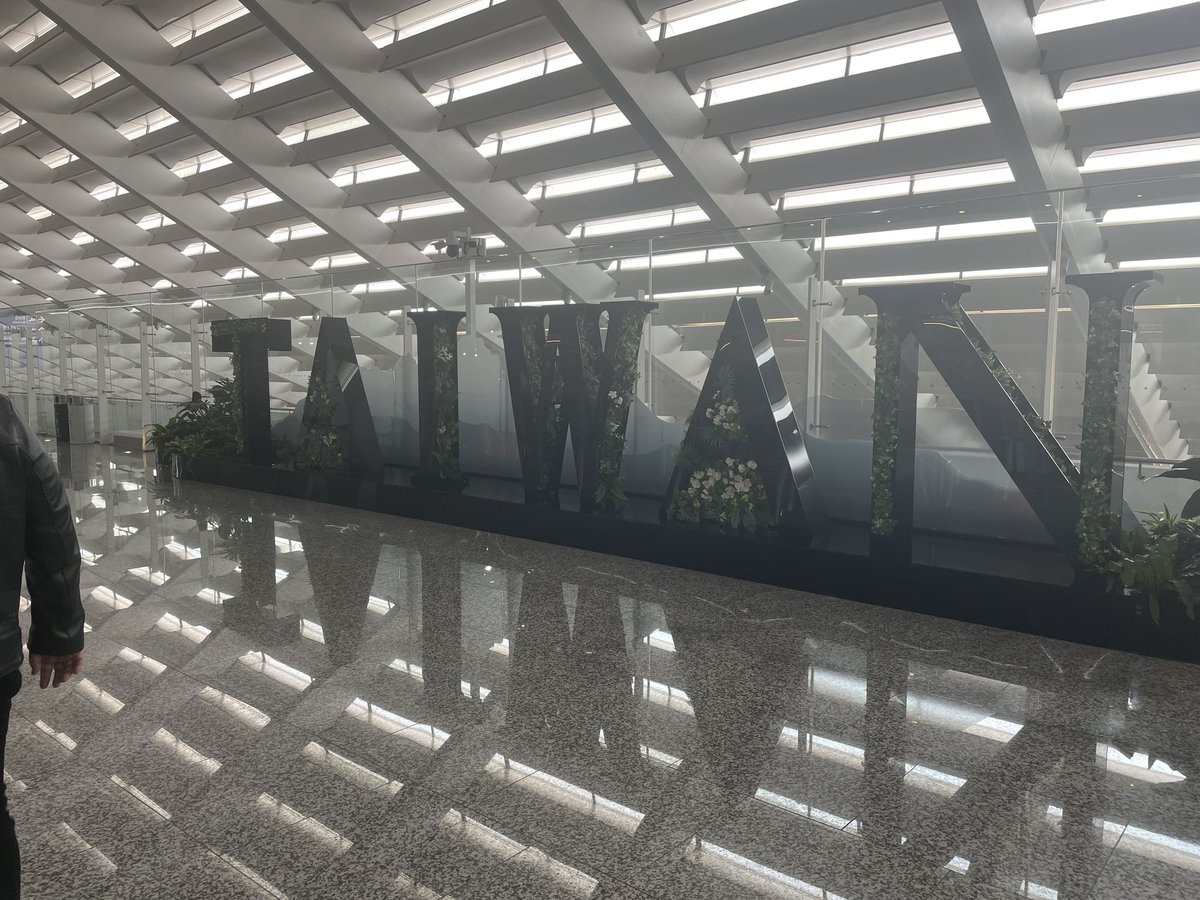 台湾到着！
今から台中に移動して諸々の準備…の予定！
朝だからなのか、言われてたより少し寒い…(￣∇￣)