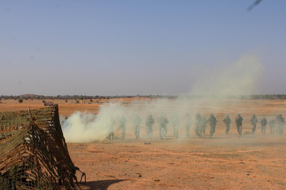 Lt Gen Pritpal Singh, GOC #SudarshanChakraCorps conducted a review of integrated training of #ShahbaazDivision. The formation showcased battle readiness drills in a simulated future battlefield, incorporating New Generation Equipment & participation from #IAF