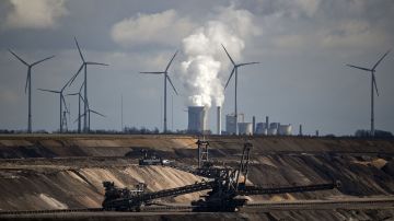 JustCollapse's tweet photo. Who will deliver ‘clean’ energy to homes and industry and supply the energy to produce ‘renewables’?
Big Oil.
An energy transition is a myth because it depends upon the fossil fuel industry. It only adds to energy supply and corporate profits.
Don’t just collapse, #JustCollapse. https://t.co/KGsseCDrEZ
