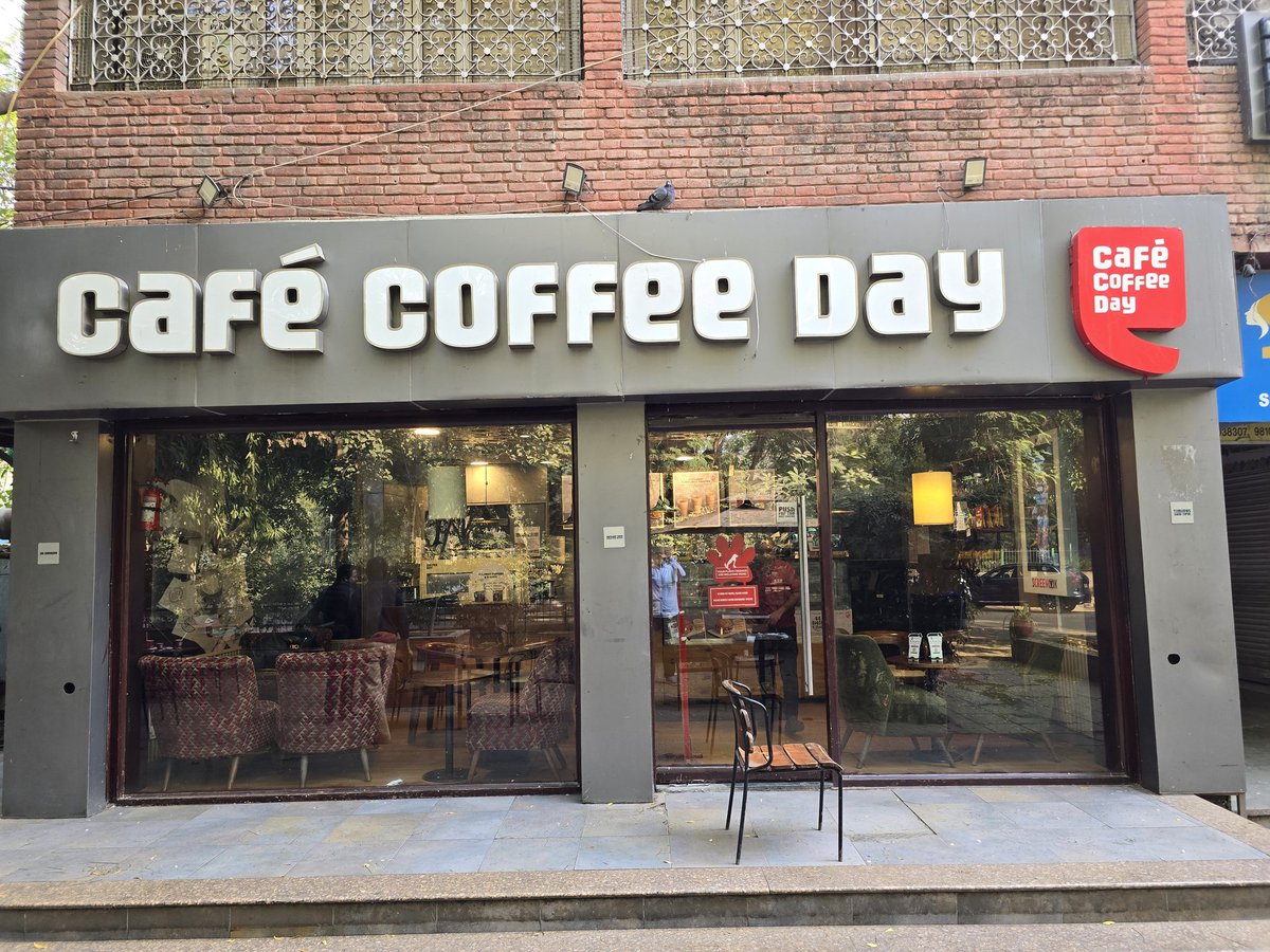surathsingh's tweet photo. #SOS感謝祭 @CafeCoffeeDay Look at your #Shantiniketan store in #NewDelhi at 8:40 store opening time . Stinking , filthy , dirty and not ready for order. This is the most expensive residential location in Delhi and over the years it's deteriorated day by day , min by min. #WakeUp https://t.co/tHZdDndDEV