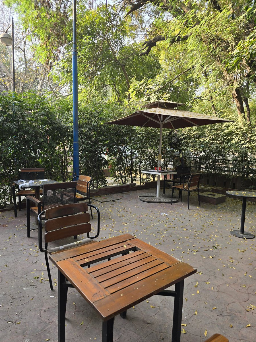 surathsingh's tweet photo. #SOS感謝祭 @CafeCoffeeDay Look at your #Shantiniketan store in #NewDelhi at 8:40 store opening time . Stinking , filthy , dirty and not ready for order. This is the most expensive residential location in Delhi and over the years it's deteriorated day by day , min by min. #WakeUp https://t.co/tHZdDndDEV