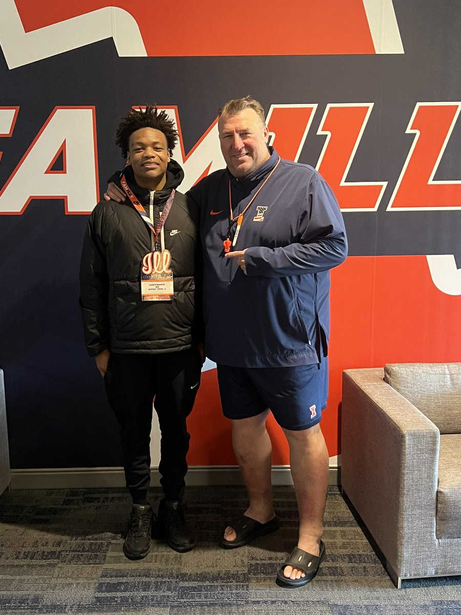 Thank you @BretBielema @CoachJamison @AaronHenry7 and the rest of the coaching staff for an amazing and exciting unofficial visit at Illinois. 🟠🔵 🏈 @Recruit2Illini @Illini_Guys @IlliniFootball