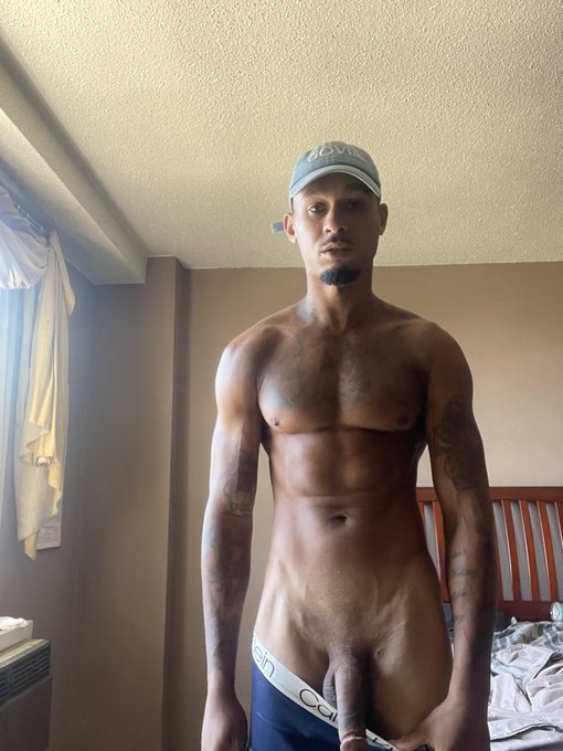 Retweet if u love A sexy lightskin ni99a from New York https://t.co/UegUbJRYdf