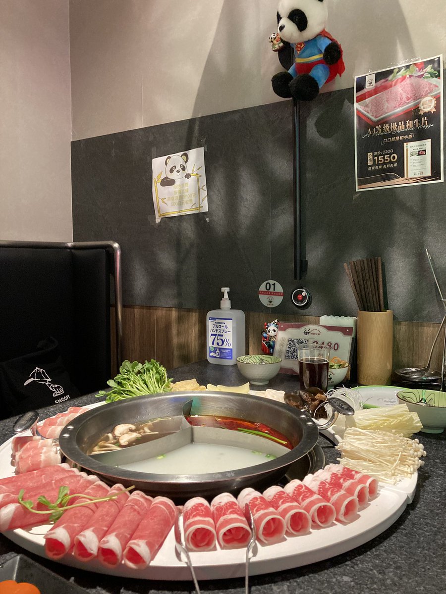 nabe_350's tweet photo. 熊猫火鍋さんにて、火鍋食べ放題なり〜！食べ放題だから、非常に気軽にいろんな中華食材が食べられて良い！！！刀削麺？もちもちちゅるんでよかったー！ https://t.co/9ZTebZoKYQ
