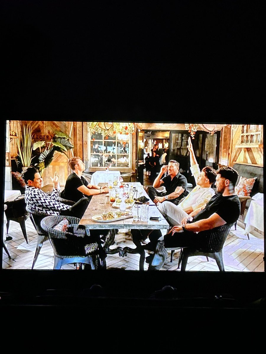 The gang is back! ⁦<a href="/BravoTV/">Bravo</a>⁩ LOVED THIS MOMEMT!!! ⁦<a href="/VanderpumpRules/">Vanderpump Rules</a>⁩ ⁦⁦<a href="/Andy/">Andy Cohen</a>⁩ #JaxAndFriends