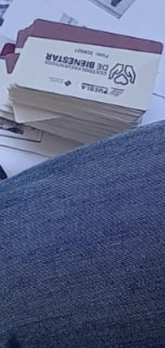 GlodeJo07's tweet photo. Y en su amada sección: MORENA y sus delitos electorales, les presento a un funcionario del gobierno de @SergioSalomonC en Puebla que fue captado en flagrancia entregando tarjetas bancarias de programas a cambio de credenciales de elector. 
¿El @INEMexico seguirá fingiendo demencia?