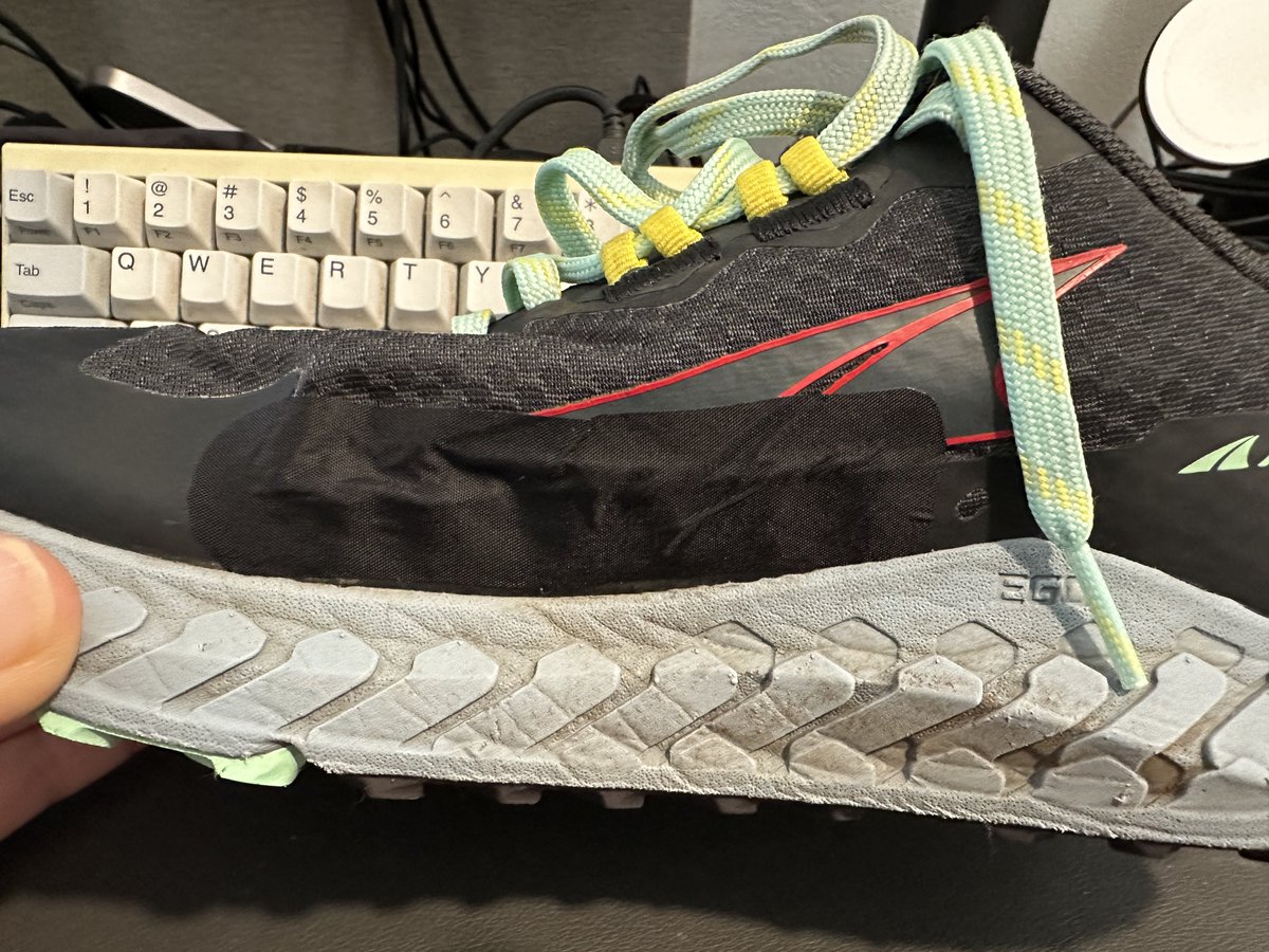 morygonzalez's tweet photo. 貧乏だから破れた靴補修して使う #altra #outroad https://t.co/aOCst2thcD