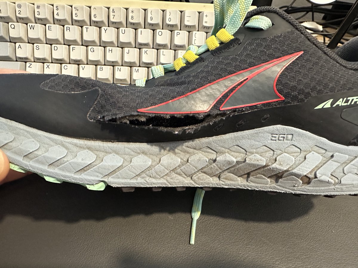 morygonzalez's tweet photo. 貧乏だから破れた靴補修して使う #altra #outroad https://t.co/aOCst2thcD