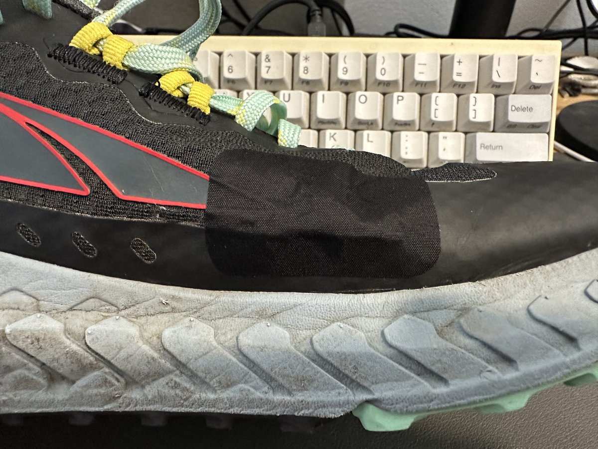morygonzalez's tweet photo. 貧乏だから破れた靴補修して使う #altra #outroad https://t.co/aOCst2thcD