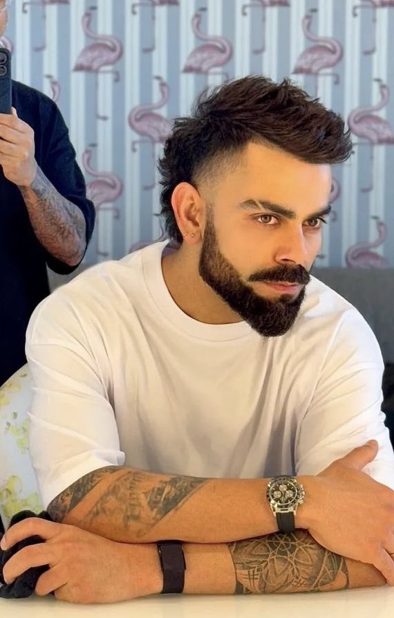 King @imVkohli කොල්ලත් වෙලාව බලන්නයි එකයි හාට් එක බලන්න එකයි දෙකක්ම පාවිච්චි කරනවා.