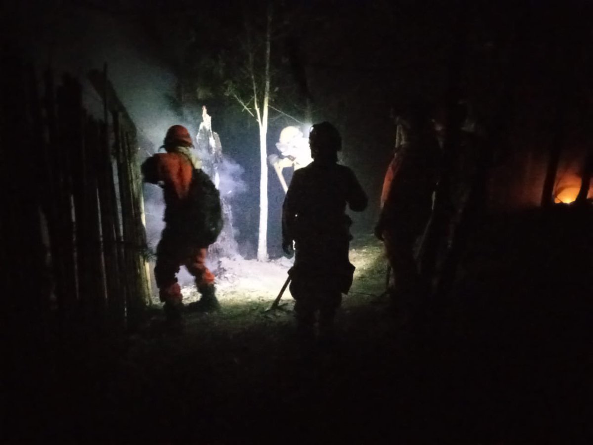 CopecoHonduras1's tweet photo. En La Tigra, Distrito Central:

La batalla de esta noche del martes 19 de marzo contra el incendio forestal, la #URI y otros entes de primera respuesta de #CONAPROFOR, la libran en la aldea Corralitos, #CastigoParaLosPirómanos. https://t.co/8XDsfqfgmU