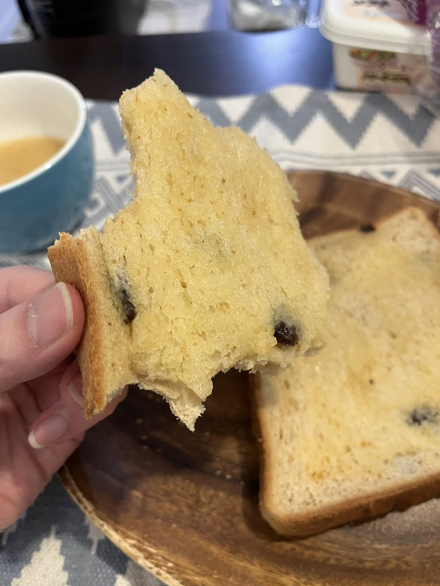 JyonetuK's tweet photo. 食パンは耳からぐるっと攻めていくタイプなんですが
「子供かw」って笑われた
他に面白い食べ方あるかなー https://t.co/qIbVpbYt8s