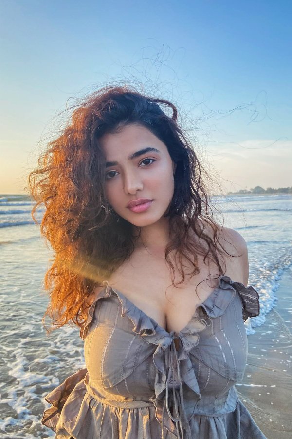 GJFgI70aUAARYoZ?format=jpg&name=900x900