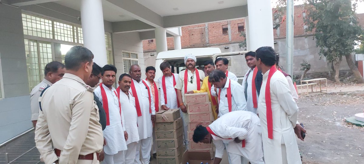 AJAYAWASTHI108's tweet photo. @sp_katni @DGP_MP
अखिर  कब तक? 
 भगवती मानव कल्याण संगठन के सदस्यों ने दिनांक 16/03/2024 को पुलिस थाना रीढी के अंतर्गत भरतपुर और मोहास के बीच सफेद रंग की फोर व्हीलर जिसका नंबर MP 21CA 6059  से 14 पेटी कुल 720 पाव अवैध शराब का परिवहन कर रही थी वाहन सहित तीन आरोपियों की  सूचना संगठन के सदस्य महेश गुप्ता ने अपने मोबाइल नंबर 7999527672 से 9425037278 पर पुलिस थाना रीढी के थाना प्रभारी राजेंद्र मिश्रा जी को दी गई थी एवं
 संगठन के सदस्य संजय पटेल द्वारा इस मोबाइल नंबर 9630690407 से इस नंबर 7049100443 पर जिला कटनी पुलिस अधीक्षक को भी जानकारी दी गई थी 
रीढी थाना परिसर में ही पुलिस के सामने फोर व्हीलर से शराब की पेटियां उतारकर गिनती की गई थी जिसमें 
6 पेटी प्लेन की 300 पाव एवं 8 पेटी लाल मसाला की 400 पाव आधी पेटी में 6 पाव मेकडावर के 6 पाव रम मसाला के 8 पाव इंपेरियल ब्लू के टोटल 720 पाव अबैध शराब सहित तीन आरोपी (1) अंकित भदौरिया पिता घनश्याम भदौरिया (2) राजू भदौरिया पिता पूरन भदौरिया निवासी ग्वालियर (3) विकास सिंह पिता विनोद सिंह निवासी आजमगढ़ को भगवती मानव कल्याण संगठन के सदस्यों के सामने रीढी पुलिस हिरासत में लिया और ASI दिनेश सींग के सामने गिरफ्तारी पत्रक पर संगठन के सदस्य दौलत सिंह एवं पन्ना लाल राय के हस्ताक्षर भी कराएं थे थाना प्रभारी राजेंद्र मिश्रा ने कार्यवाही करने का आश्वासन देकर TI ने हम लोगों को भगा दिया
लेकिन रीढी थाना प्रभारी राजेंद्र मिश्रा द्वारा 720 पाव अबैध शराब की जगह मात्र 268 पाव अबैध शराब की कार्यवाही की गई है जो पूर्णतः गलत है

सही कार्यवाही न करने पर रीढी पुलिस थाना प्रभारी राजेंद्र मिश्रा पर कड़ी कार्रवाई की जाए●
@CMMadhyaPradesh @DrMohanYadav51