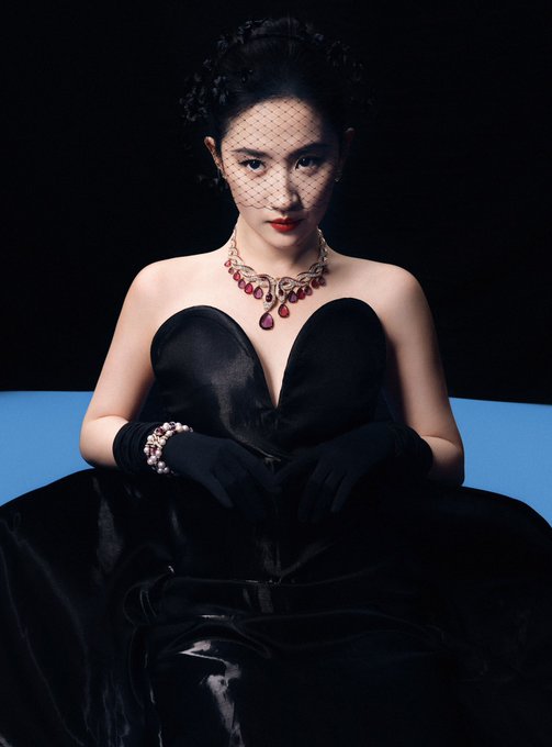 Harper's Bazaar China April 2024 GJFhhyoaEAArzv3?format=jpg&name=small