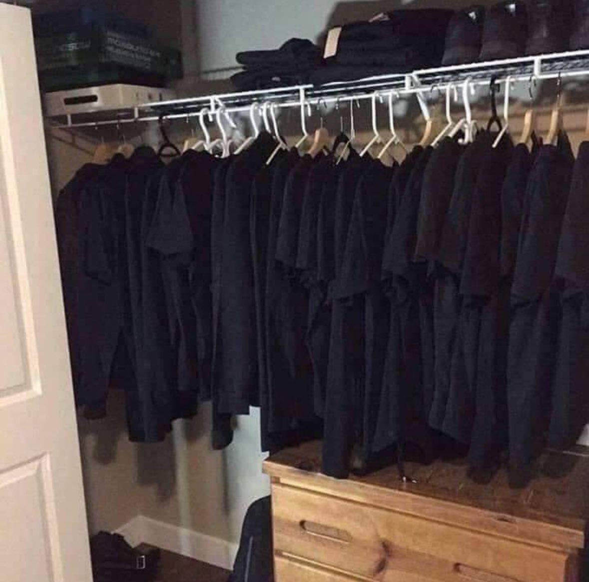 menorsitooculto's tweet image. "cual es tu color favorito?"

yo: