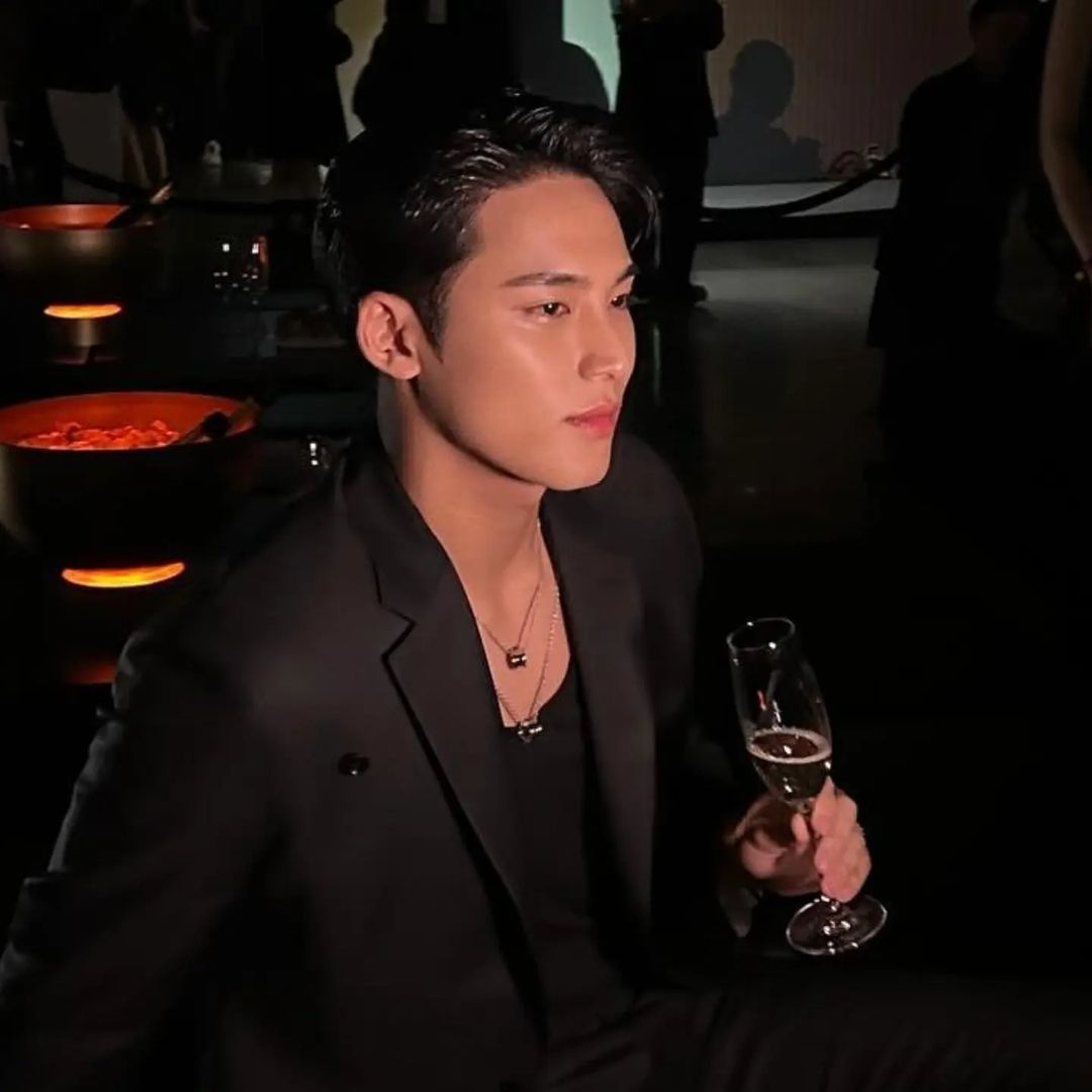 neor0n's tweet photo. 🥂 https://t.co/bepsUDRnm5