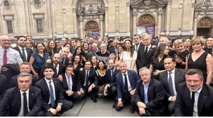 IlharrebordeM's tweet photo. #LaListaDeHermosilla #CasoHermosilla
¿ puede ser que caigan todos ?
Hagan sus apuestas
#ContigoCHV #MuchoGustoMG #ElPrimerCafe #CooperativaContigo https://t.co/j69D6BCi6F