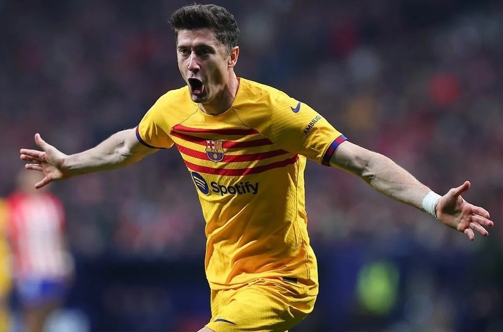 FC Barcelona and Atletico Madrid will have to keep an eye on Robert Lewandowski this summer. The club is eager to get rid of the Polish player. There is an operation that could facilitate his departure. [@rubenuria]