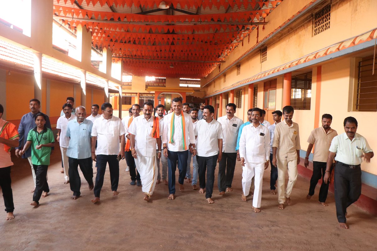 CaptBrijesh's tweet photo. ಸುಳ್ಯ ಪ್ರವಾಸದ ಸಂದರ್ಭದಲ್ಲಿ ಶ್ರೀ ಚೆನ್ನಕೇಶವ  ದೇವಸ್ಥಾನಕ್ಕೆ ಸುಳ್ಯ ವಿಧಾನಸಭಾ ಕ್ಷೇತ್ರದ ಶಾಸಕರಾದ ಕು. ಭಾಗೀರಥಿ ಮುರುಳ್ಯರವರ ಅವರೊಂದಿಗೆ ಭೇಟಿ ನೀಡಿ ದೇವರ ಆಶೀರ್ವಾದ ಪಡೆದೆನು..

ಈ ಸಂದರ್ಭದಲ್ಲಿ ಶ್ರೀ ಕ್ಷೇತ್ರದ ಪ್ರಮುಖರು, ಬಿಜೆಪಿಯ ಪದಾಧಿಕಾರಿಗಳು, ಕಾರ್ಯಕರ್ತರು ಮತ್ತು ಹಿತೈಷಿಗಳು ಉಪಸ್ಥಿತರಿದ್ದರು..

#LokSabhaElections2024 #DakshinaKannada #CampaignTour #ConstituencyTour #AbkiBaar400Paar