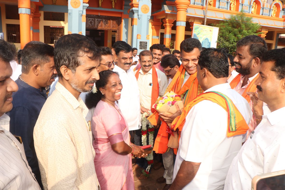 CaptBrijesh's tweet photo. ಸುಳ್ಯ ಪ್ರವಾಸದ ಸಂದರ್ಭದಲ್ಲಿ ಶ್ರೀ ಚೆನ್ನಕೇಶವ  ದೇವಸ್ಥಾನಕ್ಕೆ ಸುಳ್ಯ ವಿಧಾನಸಭಾ ಕ್ಷೇತ್ರದ ಶಾಸಕರಾದ ಕು. ಭಾಗೀರಥಿ ಮುರುಳ್ಯರವರ ಅವರೊಂದಿಗೆ ಭೇಟಿ ನೀಡಿ ದೇವರ ಆಶೀರ್ವಾದ ಪಡೆದೆನು..

ಈ ಸಂದರ್ಭದಲ್ಲಿ ಶ್ರೀ ಕ್ಷೇತ್ರದ ಪ್ರಮುಖರು, ಬಿಜೆಪಿಯ ಪದಾಧಿಕಾರಿಗಳು, ಕಾರ್ಯಕರ್ತರು ಮತ್ತು ಹಿತೈಷಿಗಳು ಉಪಸ್ಥಿತರಿದ್ದರು..

#LokSabhaElections2024 #DakshinaKannada #CampaignTour #ConstituencyTour #AbkiBaar400Paar