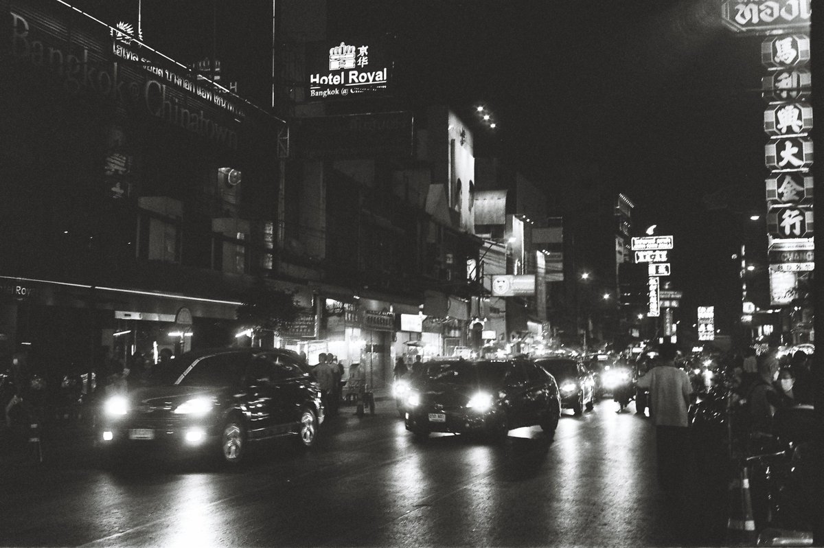China town in 'Bangkok'
Rollei35s
Eastman Double X Iso 200
#analog #analogphotography #blackandwhitephotography #blackandwhitefilm #film #rollei35s #chinatown #nightlife #Streetphotography #filmphotography #thailand #bangkok #เยาวราช #filmvibe