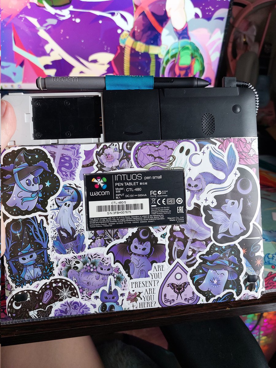 Вчера было скучно и я обклеила наклейками свой графический планшет. 

Отсутсвующая крышечка, конечно, портит вид, но я её потеряла давно и безвозвратно и уже ничего не могу с этим поделать