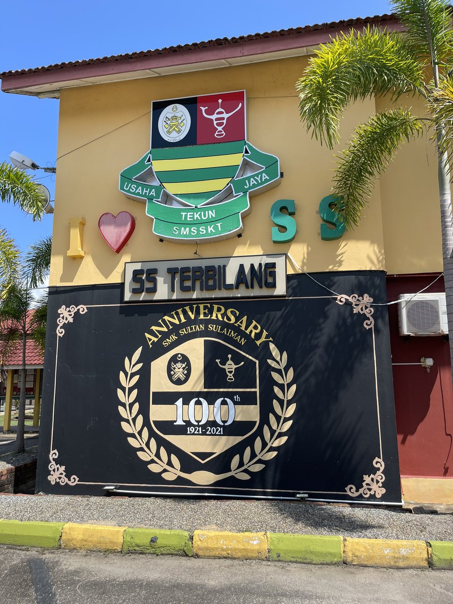 JarrNadjmuddean's tweet photo. Haritu masa on the way nak balik KL, aku decide utk ikut jalan lama, sebab kalau dari kampung aku, aku akan exit Kuala Terengganu sebab dekat. 

Tapi aku terfikir nak singgah sekolah aku, so aku decide ikut jalan lama. Yup, inilah tempat jatuh bangun berguling memanjat dan meniarap dari tahun 1994-1998.

Sekolah Menengah Sultan Sulaiman. Oh ya, aku bersekolah rendah di Sekolah Rendah Sultan Sulaiman 1. Sebab SS1 adalah SS yang ori. Hahahah saja bakor bebudak SS2. Sekolah rendah Sultan Sulaiman ada 2, SS1 dan SS2. SS1 is the OG. 

Tapi dua sekolah ni jauh dari SS menengah. SS menengah nun ditepi pantai disebelah istana sultan Terengganu. Manakala sekolah rendah located dekat tengah bandor sana.