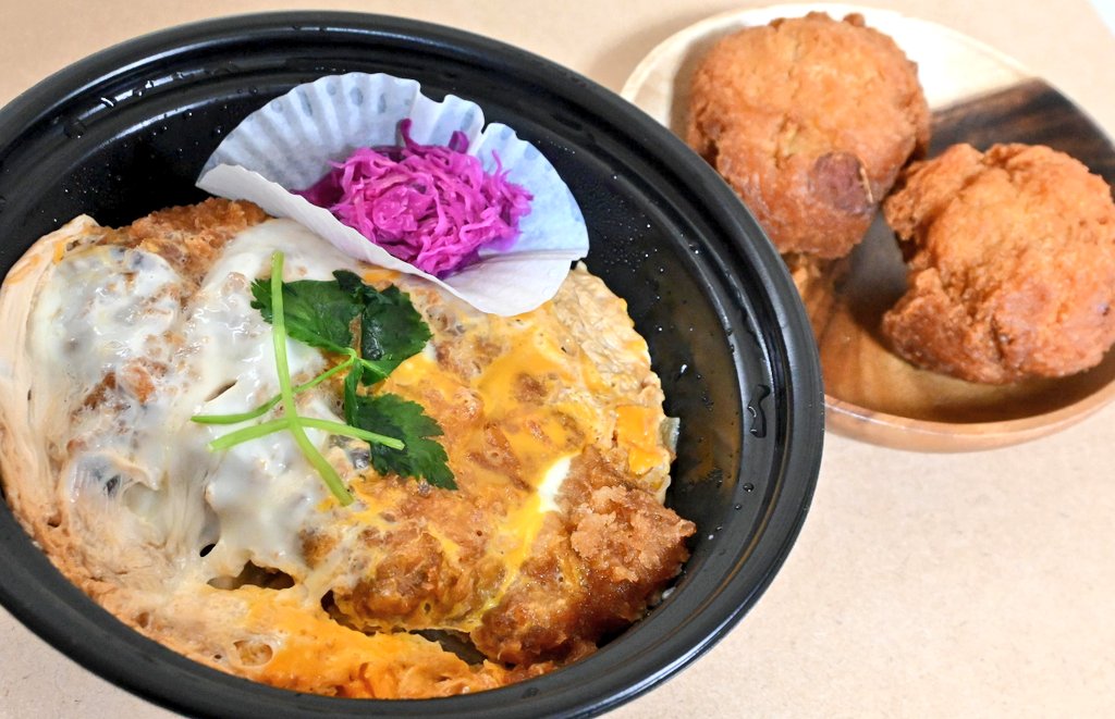 buramachiaruki's tweet image. とんかつ＆コーヒースタンドSUEKIさんの実店舗へ初入店、三陸ジンジャーを使用したショーガーアンダギーとSUEKIのカツ丼を購入させて頂きました☺️
ほのかに生姜がかおるアンダギーに美味しいカツ丼も食べられて幸せな昼食タイムでした✨
#SUEKI　#盛岡市　#月が丘